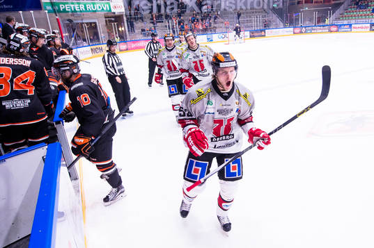 Örebros Bobbo Petersson har gjort 1-2