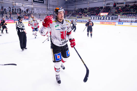 Örebros Mikko Lehtonen har gjort 2-2 och jublar