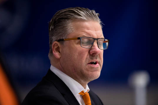 Karlskronas tränare Per Hånberg blundar och deppar