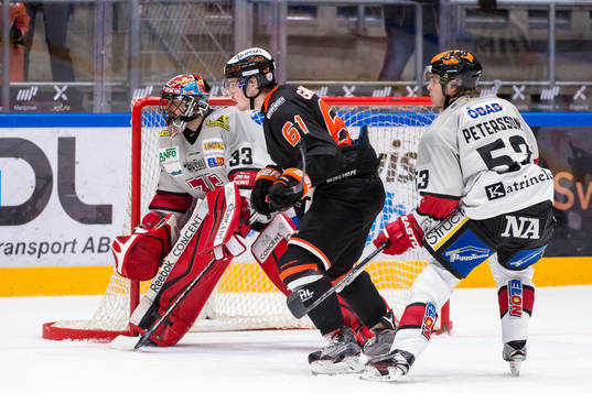 Karlskronas Mattias Granlund  oroar framför Örebros