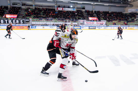 Örebros Kalle Jellvert med pucken