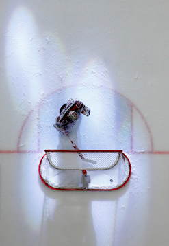 Frölundas Lars Johansson hämtar pucken i målet
