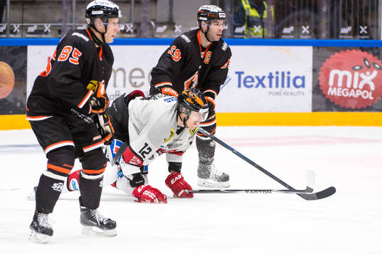 Örebros Marko Anttila ligger på isen mellan Karlskronas