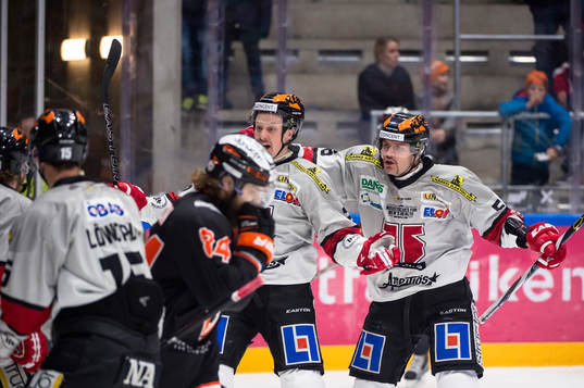 Örebros Bobbo Petersson har gjort 1-2 och jublar