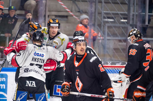 Örebros Mikko Lehtonen har gjort 2-2 och jublar