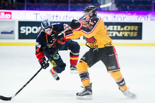 Luleås Anton Hedman trycker till Djurgårdens Daniel Brodin
