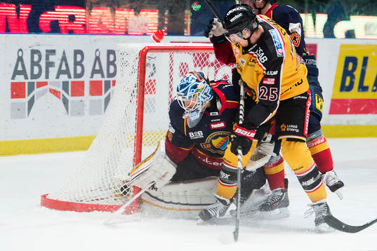 Luleås Anton Hedman ser pucken bakom linjen på