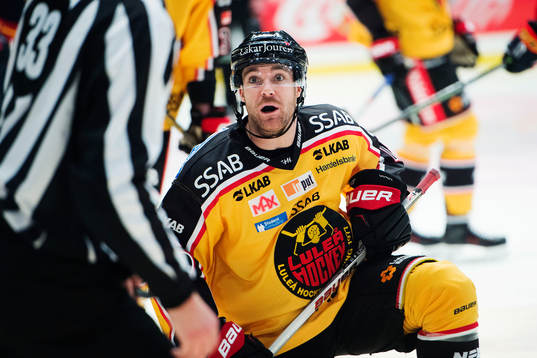 Luleås Jacob Lagace reagerar mot domaren