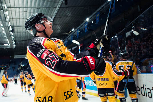 Luleås Brendan Mikkelson jublar med publiken