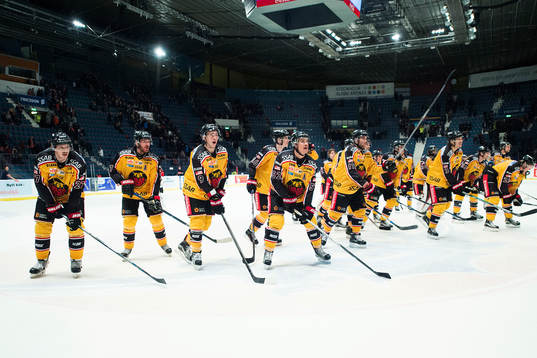 Luleås spelare jublar med publiken