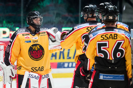 Luleås spelare jublar med målvakt Samuel Ward