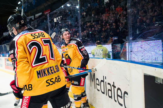 Luleås Johan Forsberg tackar publiken
