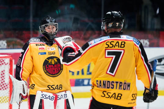 Luleås målvakt Samuel Ward jublar mot Jan Sandström