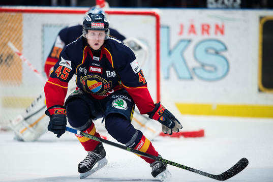 Djurgårdens Alexander Falk täcker skott