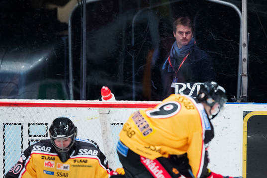Djurgårdens sportchef Joakim Eriksson följer spelet