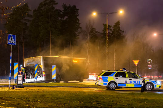 En buss har börjat brinna utanför Vida arena