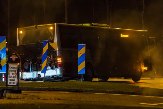 En buss har börjat brinna utanför Vida arena