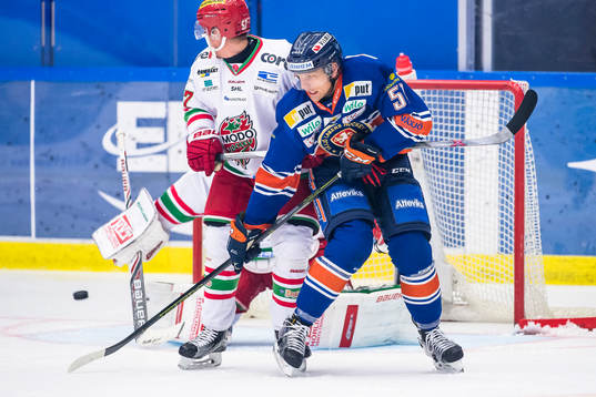 Växjös Joey Crabb försöker styra pucken framför Modos