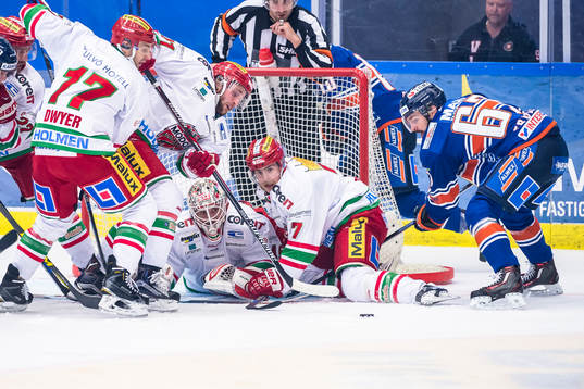 Modos Patrick Dwyer, Oscar Hedman och Niklas Torp hjälper