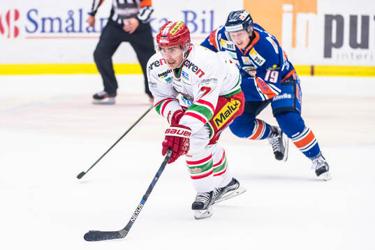 Modos Niklas Torp jagas av Växjös Tuomas Kiiskinen