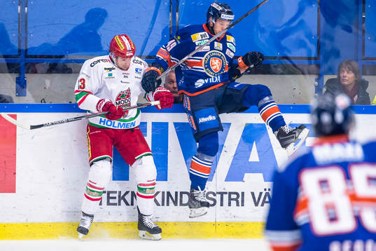 Modos Bill Thomas tacklar Växjös Ilkka Heikkinen