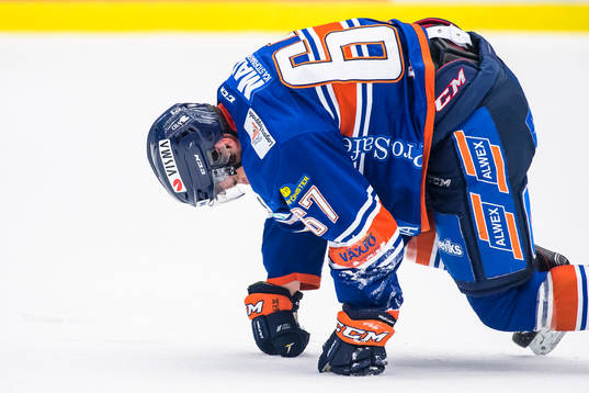 Växjös Linus Fröberg grinar illa