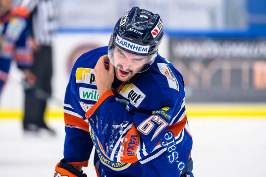 Växjös Linus Fröberg grinar illa