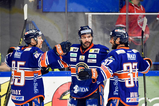 Växjös Josh Hennessy jublar