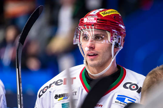 Modos Maxim Lapierre med bomull i näsan