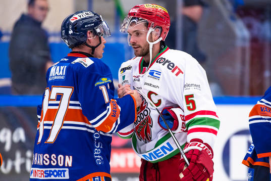 Växjös Alexander Johansson och Modos Noah Welch tackar