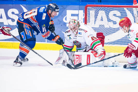 Växjös Richard Gynge oroar framför Modos målvakt