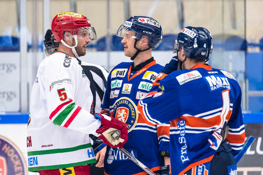 Gruff mellan Modos Noah Welch och Växjös Ilkka Heikkinen