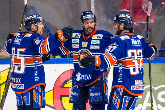 Växjös Josh Hennessy har gjort mål 1-2 och jublar