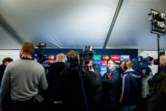 Media väntar i mixade zonen på att intervjua spelare