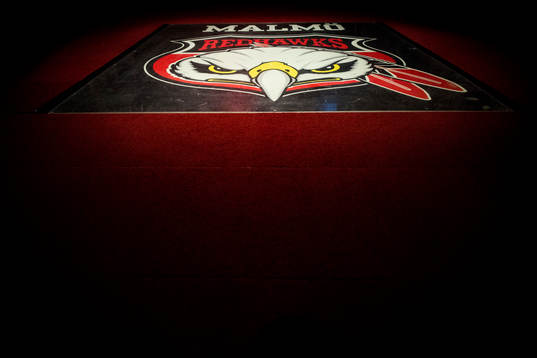 Malmö Redhawks klubbmärke i omklädningsrummet