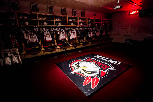 Malmö Redhawks klubbmärke i omklädningsrummet