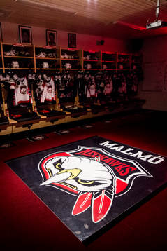 Malmö Redhawks klubbmärke i omklädningsrummet
