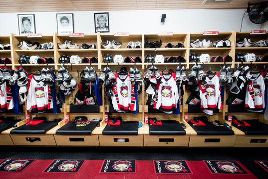 Tröjor hänger redo i Malmö Redhawks omklädningsrum