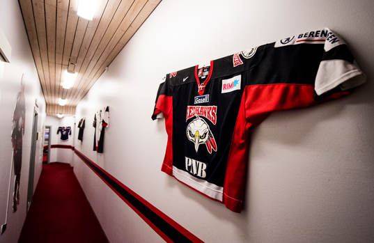 En äldre matchtröja hänger i Malmö Redhawks