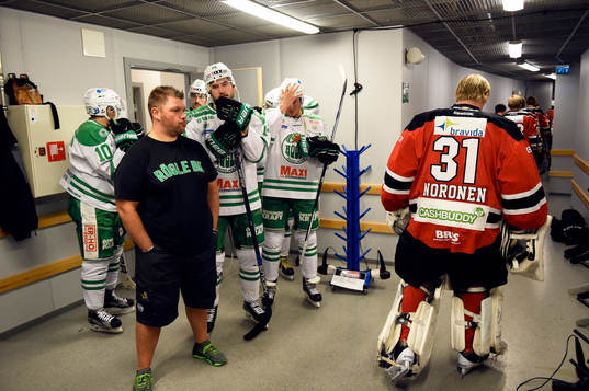 Malmö Redhawks målvakt Mika Noronen passerar Röglespelare