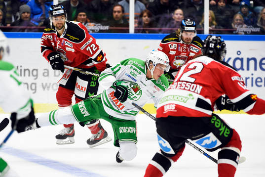 Rögles David Åslin faller mellan Malmö Redhawks T.J.