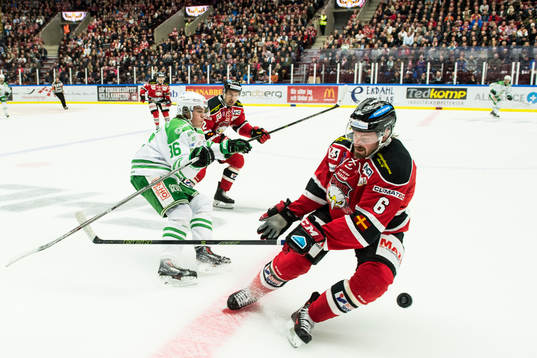 Rögles Filip Karlsson och Malmö Redhawks Stefan Warg