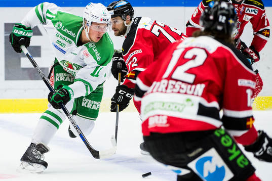 Rögles David Åslin tar sig förbi Malmö Redhawks T.J.