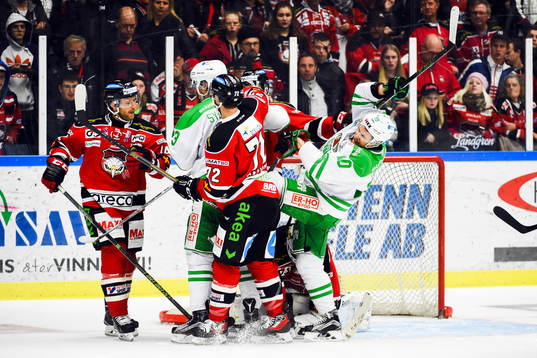 Rögles Viktor Lindgren trycks till av Malmö Redhawks T.J.