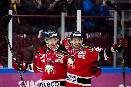 Malmö Redhawks Jens Olsson (tv) jublar