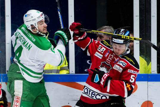 Rögles Jordan Smotherman och Malmö Redhawks Johan Ivarsson