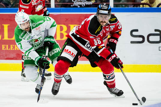 Malmö Redhawks Peter Mueller jagad av Rögles Taylor Matson