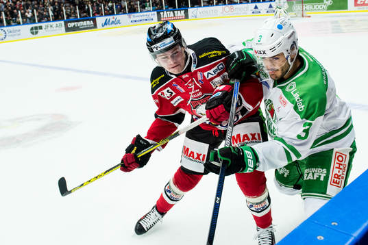 Malmö Redhawks Kim Rosdahl tacklar Rögles Almen Bibic