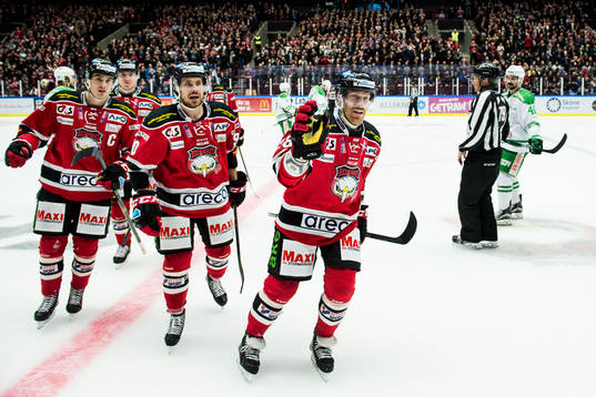 Malmö Redhawks Jens Olsson (th) jublar
