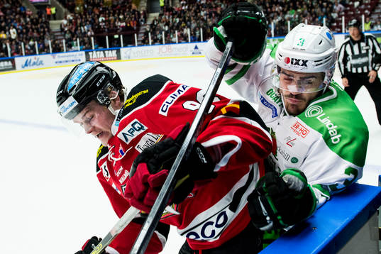 Malmö Redhawks Kim Rosdahl tacklar Rögles Almen Bibic